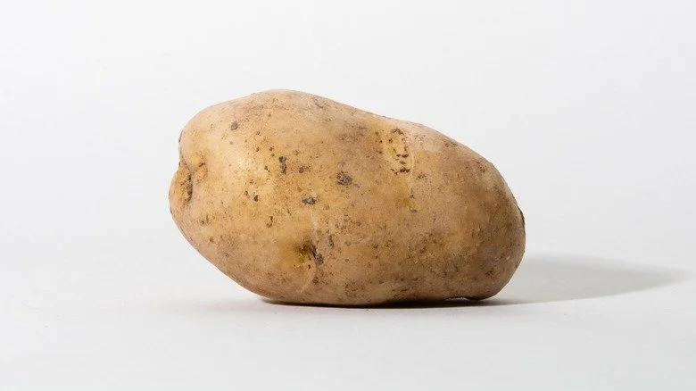 Pomme de terre sur fond blanc