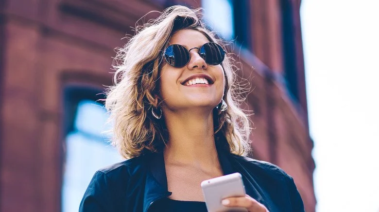 jeune femme tenant un smartphone