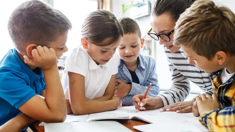 Enfants portant des masques sur des tablettes