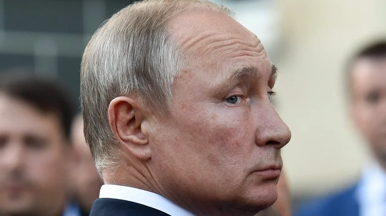 Putin regardant par-dessus son épaule