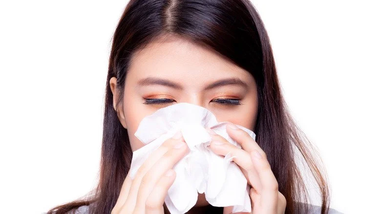 Nez qui coule en mangeant épicé