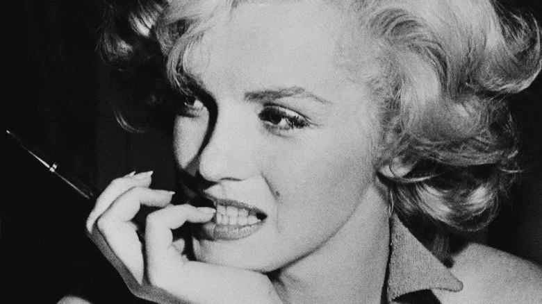 Marilyn Monroe se rongeant les ongles