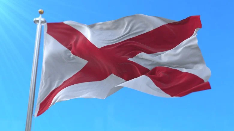 Drapeau de l'Alabama flottant sous un ciel bleu
