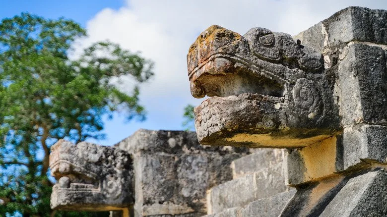 Sculptures de têtes de jaguar dans un site sacré maya