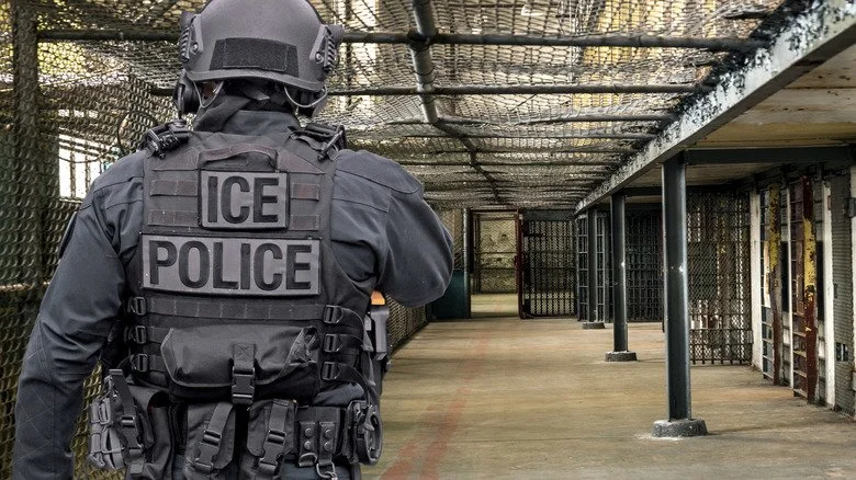 Agent de police ICE en tenue d’armure