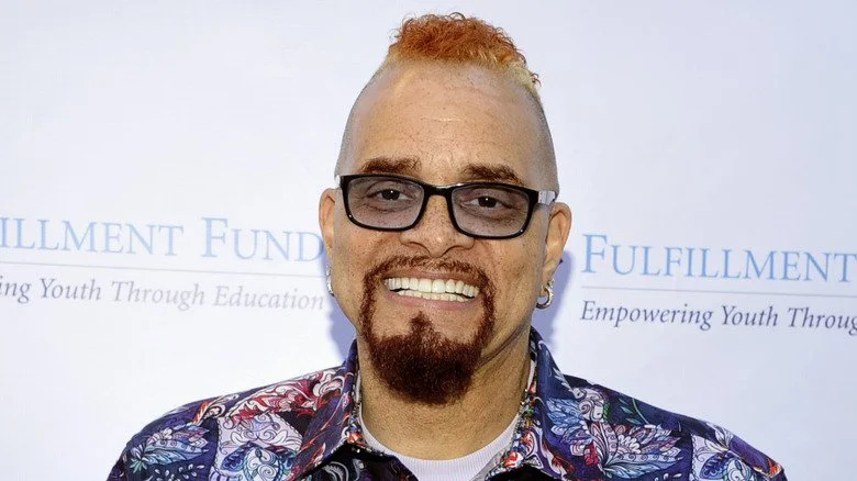 Sinbad souriant avec des lunettes et un bouc lors d'un événement