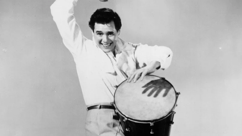 Desi Arnaz jouant du conga