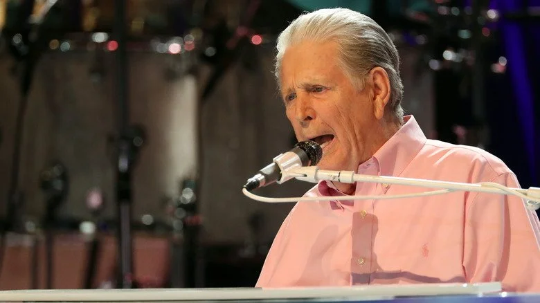 Brian Wilson chantant au piano