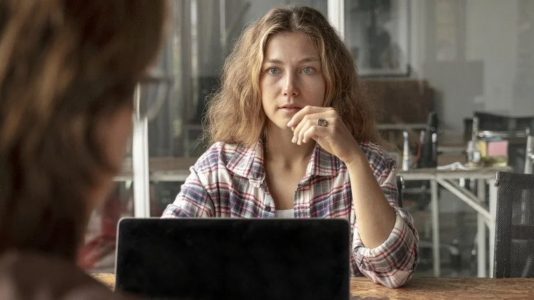 Une femme choquée par une question d'entretien d'embauche