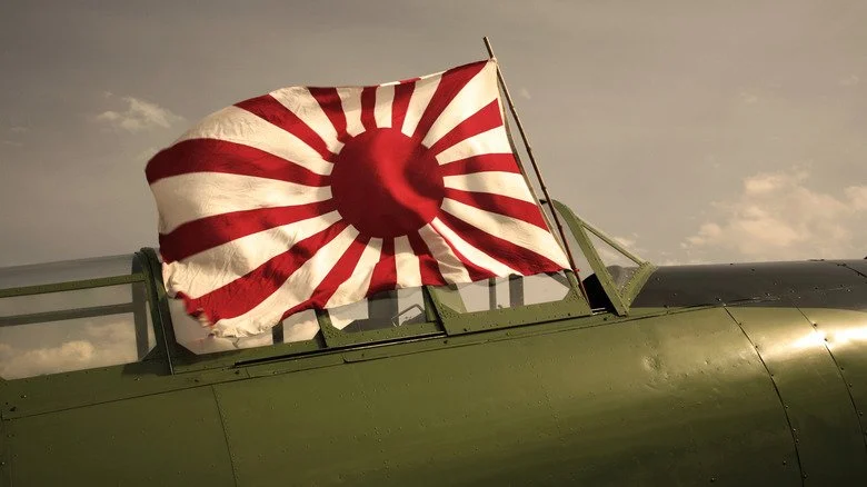 Drapeau de guerre japonais flottant sur un avion d'époque