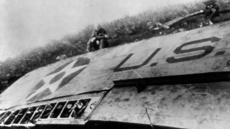 Avion et pilote après un crash en Chine lors du raid Doolittle