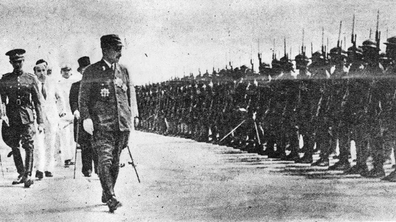 Hideki Tojo inspectant des troupes thaïlandaises