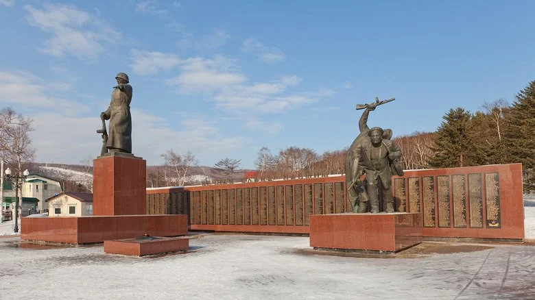 Mémorial pour un soldat soviétique tombé lors de l'invasion du sud de Sakhaline