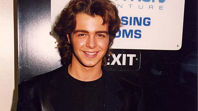 Joey Lawrence dans les années 90, souriant