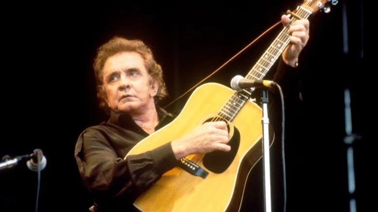 Johnny Cash avec une guitare