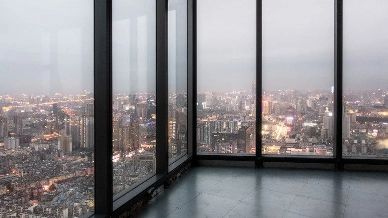 Vue depuis l’intérieur d’un gratte-ciel sur la ville à travers des fenêtres