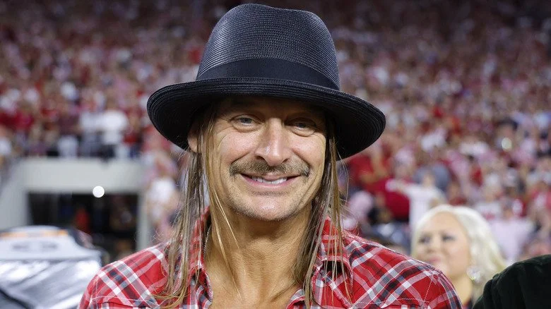 Kid Rock portant un chapeau et souriant en 2024