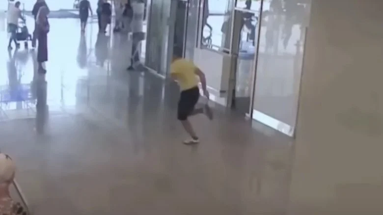 Lars Mittank courant dans l'aéroport de Varna