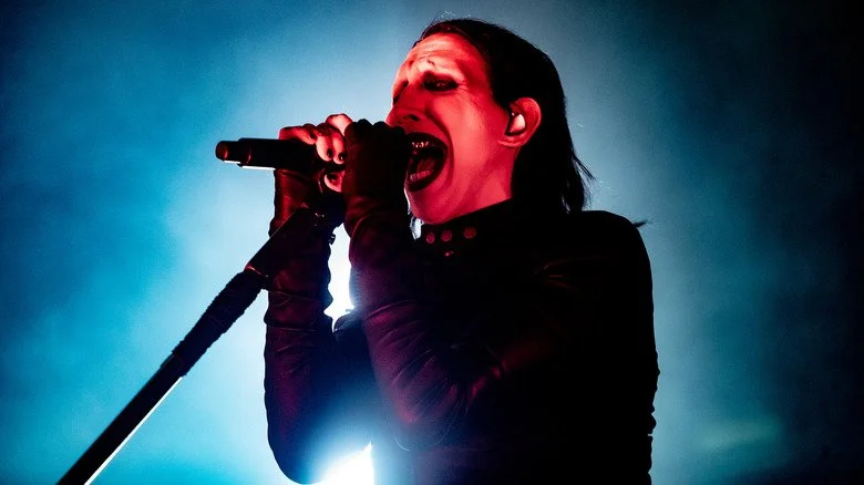 Marilyn Manson chantant sur scène en 2025