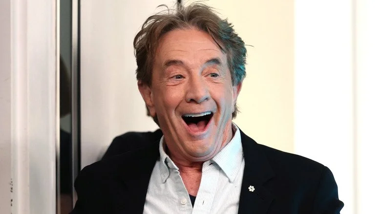 Martin Short souriant largement