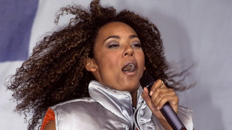 Mel B des Spice Girls chantant sur scène