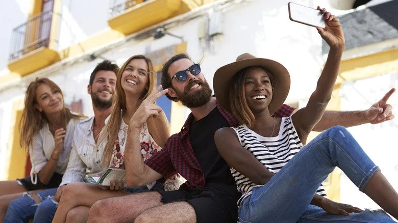 amis prenant un selfie
