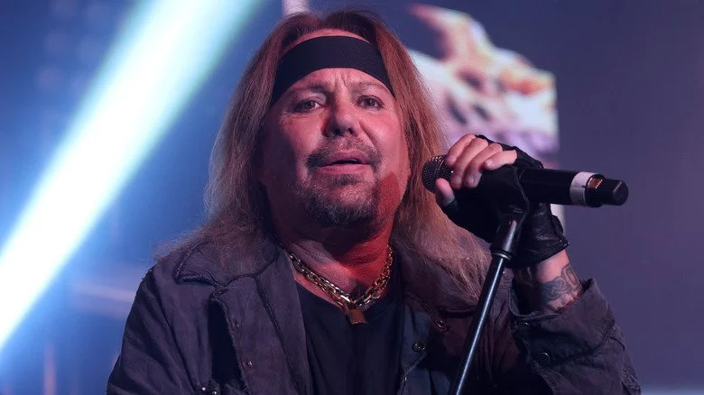 Vince Neil de Mötley Crüe chantant en 2024