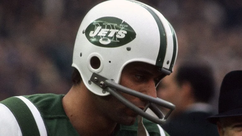 Joe Namath portant un casque des New York Jets