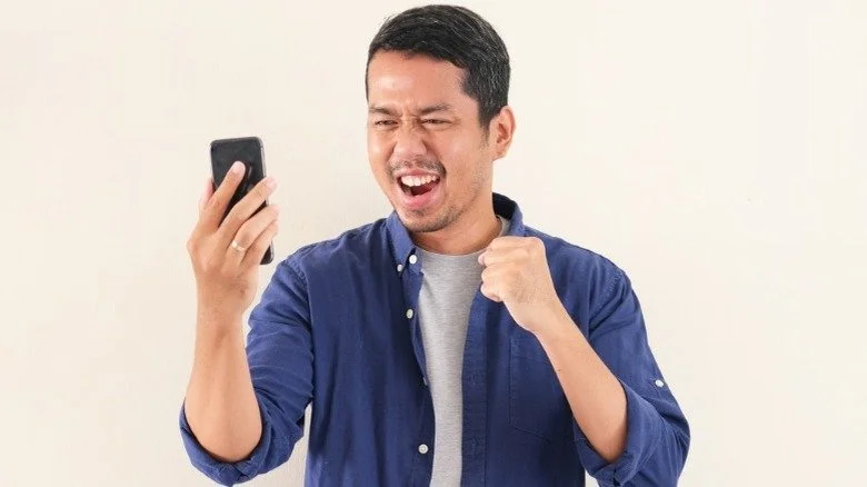 Homme tenant un téléphone