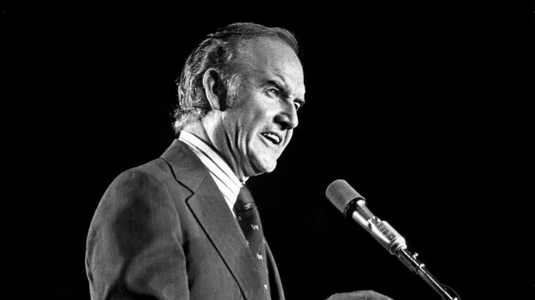 George McGovern donnant un discours