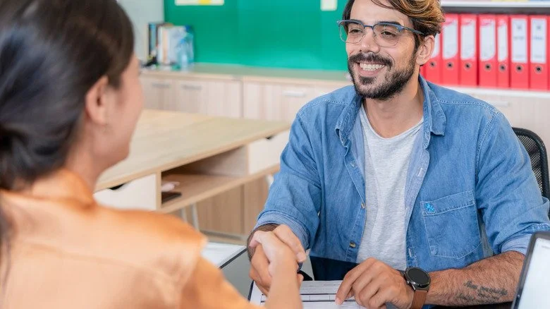 Entretien d'embauche : poignée de main entre recruteur et candidat