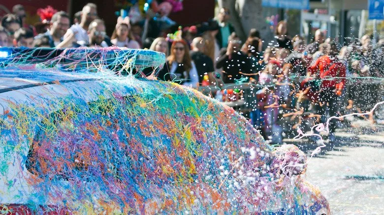 Voiture recouverte de silly string