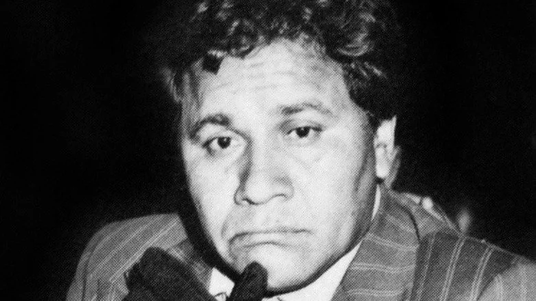 Oscar Zeta Acosta touchant sa main gantée à son visage