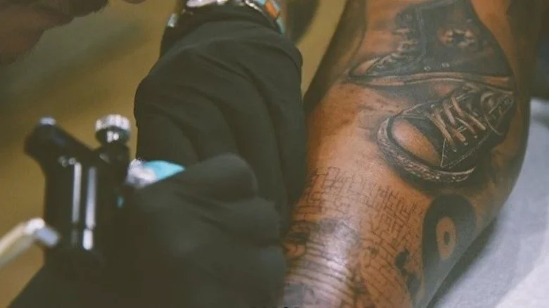 Wiz Khalifa se faisant tatouer en hommage à Snoop Dogg