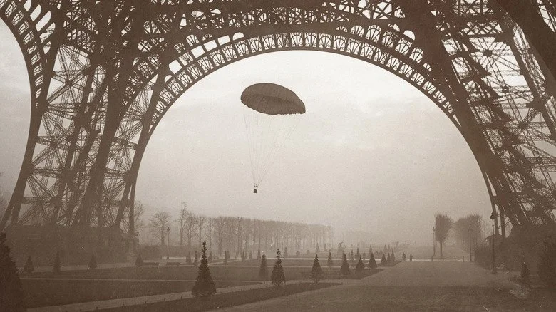 Démonstration de parachute à la Tour Eiffel