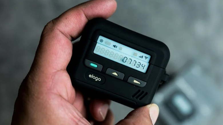 Main tenant un pager