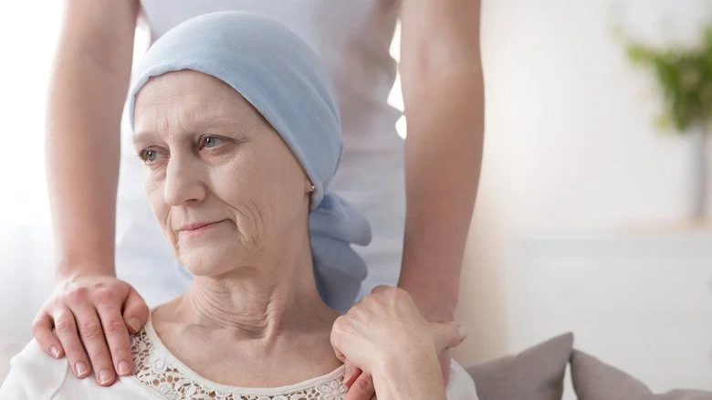 Femme souffrant du cancer