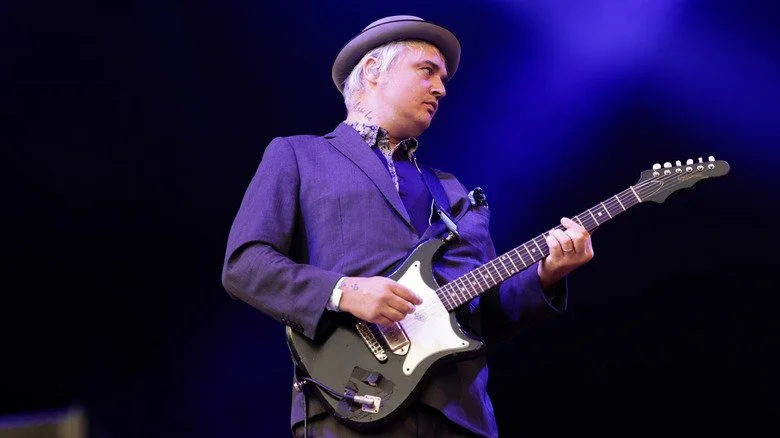 Pete Doherty jouant de la guitare sur scène en Suède