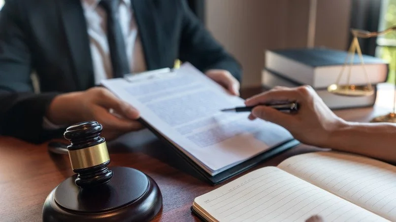 Signature de papiers de divorce avec un avocat