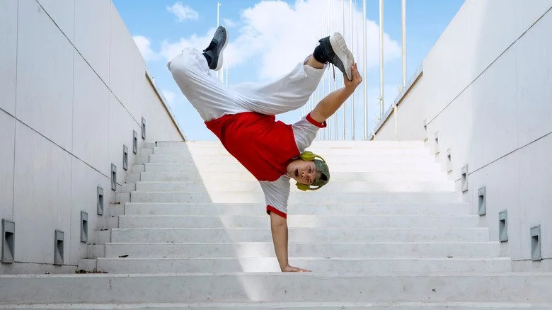 Personne debout sur une main