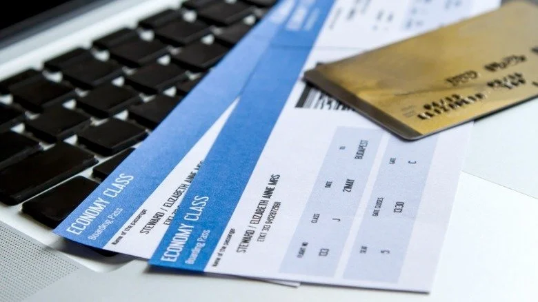 Billet d'avion posé sur un clavier