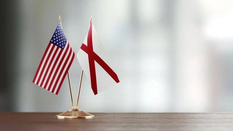 Petits drapeaux américain et de l'Alabama sur un bureau