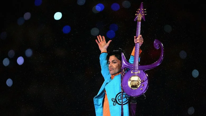 Prince en pleine performance lors de la mi-temps du Super Bowl