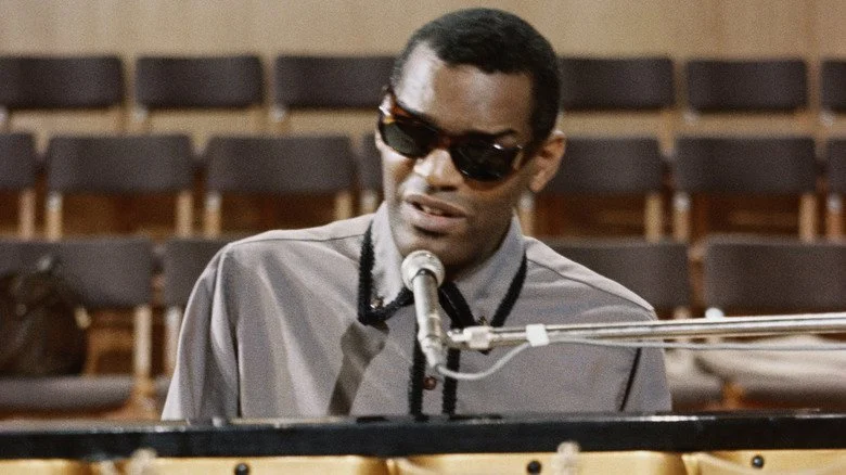 Ray Charles chantant et jouant du piano