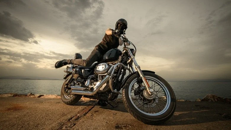 Motard affichant une attitude fière