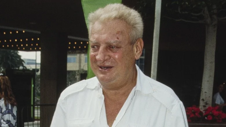 Rodney Dangerfield regardant ailleurs