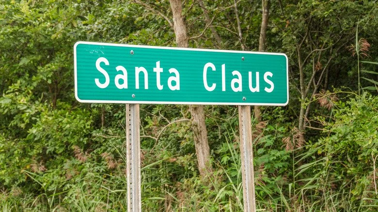 Panneau de Santa Claus, Indiana, près des arbres