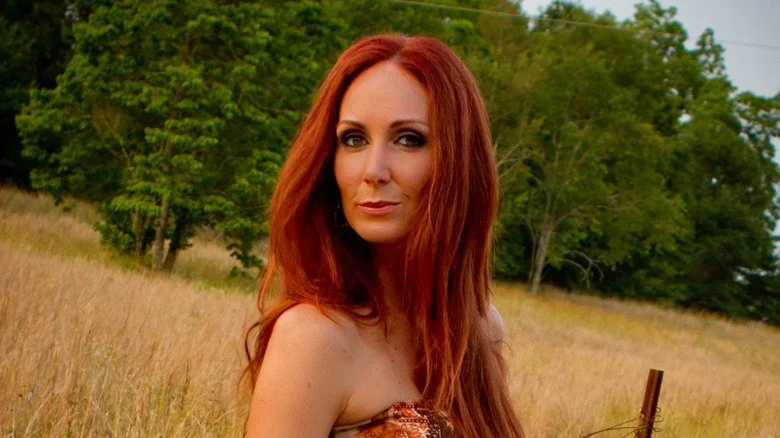 Shannon Richardson posant dans un champ