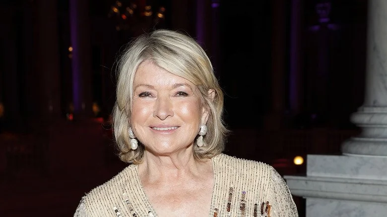 Martha Stewart souriante vêtue de beige