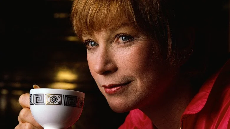 Shirley MacLaine buvant dans une tasse à thé
